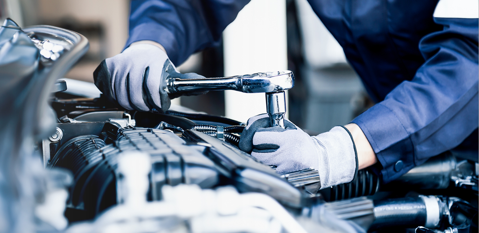 機械を修理する様子